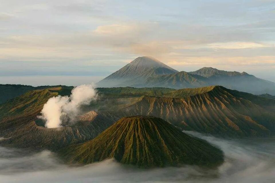 Вулкан брома. Гора Бромо Индонезия. Вулкан Бромо в Индонезии. Ява Бромо вулканы. Вулкан Бромо извержение.