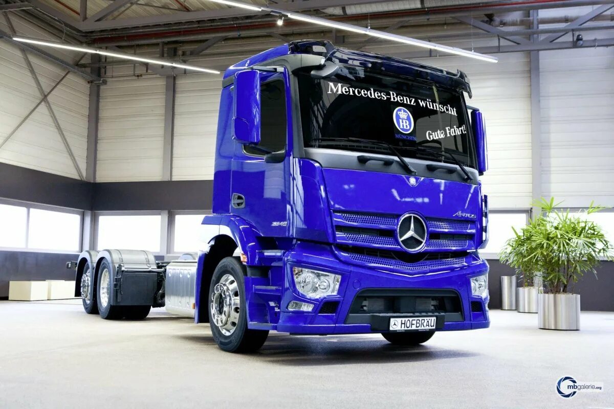 Грузовой автомобиль mercedes. Mercedes-Benz Actros. Грузовик Mercedes-Benz Antos. Mercedes Benz Actros 2018. Грузовик Mercedes-Benz Antos 3340;.