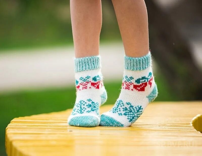 Носочки на 7 лет. Детские вязаные носочки. Носки детские шерстяные. Носки для девочки спицами. Детские носки на ногах.