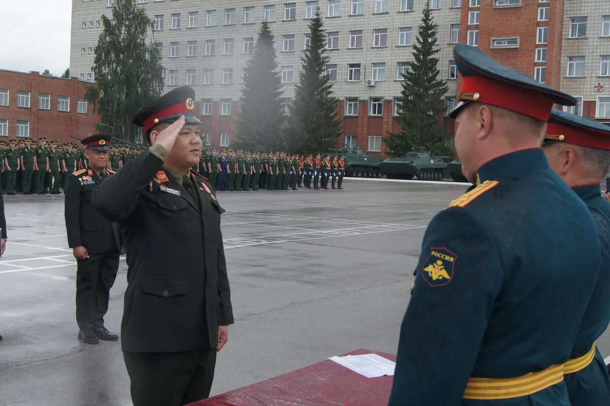 Новосибирском высшем военном командном училище нввку. Новосибирское военное командное училище. Училище в Новосибирске НВВКУ. Город Новосибирск высшее военное командное училище. Выпуск Новосибирского военного училища.