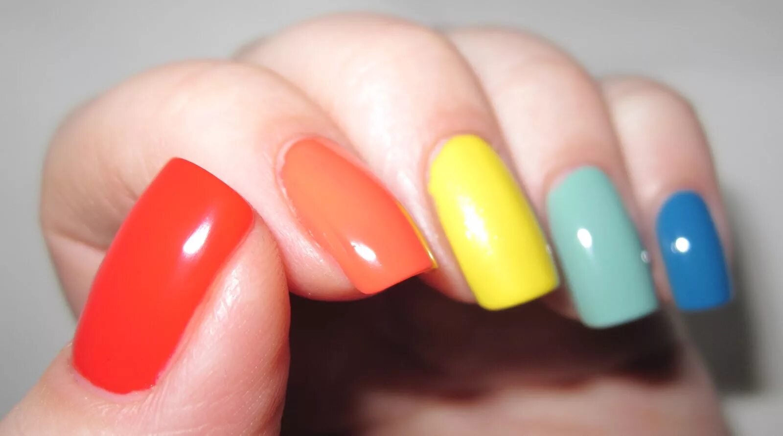 Можно накрасить лака. Ногти разного цвета. Разноцветный маникюр сочетание цветов. Накрашенные ногти. Красивый маникюр разными цветами.