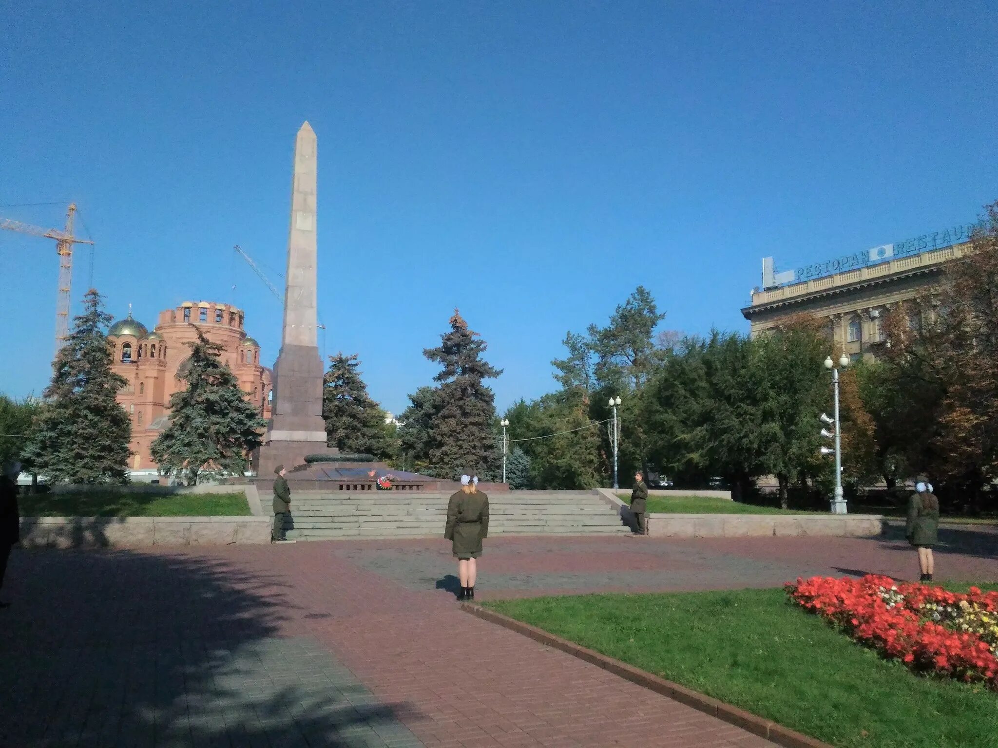 Площадь павших борцов. Площадь павших борцов волгоград. площадь павших борцов, аллея героев. вечный огонь волгоград аллея героев. площадь павших борцов волгоград сталинград.