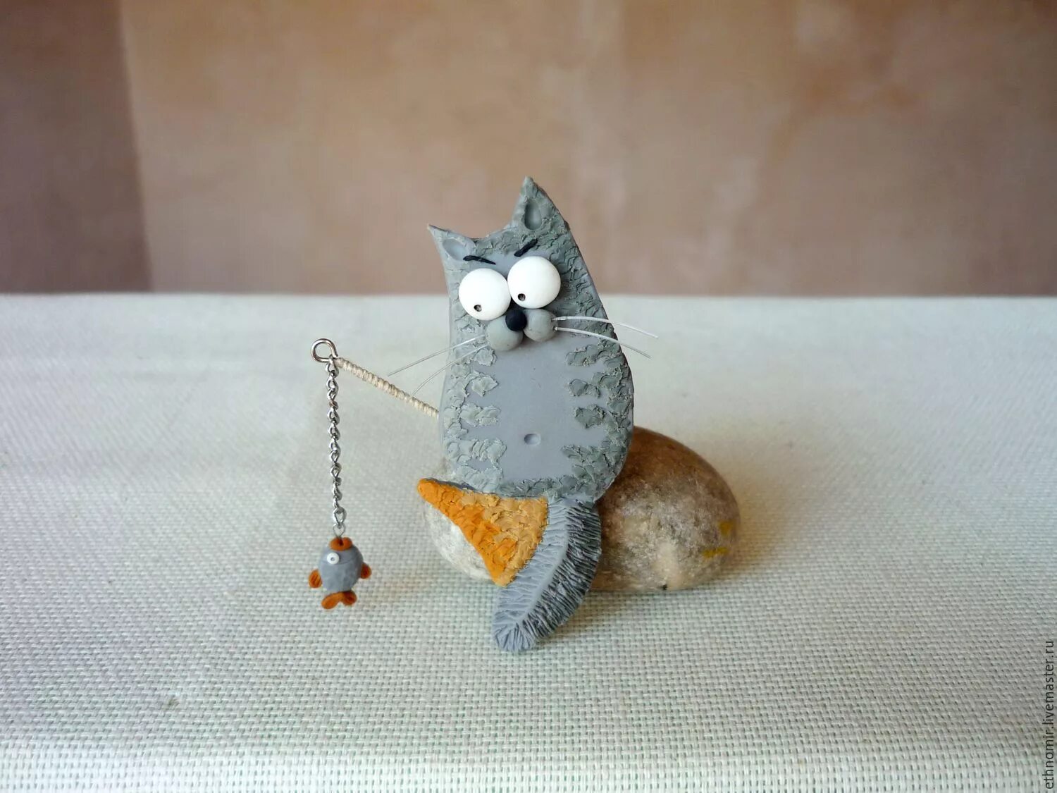 Котик из полимерной глины. Фигурки из полимерной глины. Брошь кот из полимерной глины. Полимерная глина котик. Кот из полимерной глины.