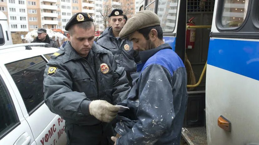 Новости эмигрантов в россии на сегодня. Мигранты в Москве полиция. Полиция России задержали мигрантов. Преступность мигрантов.