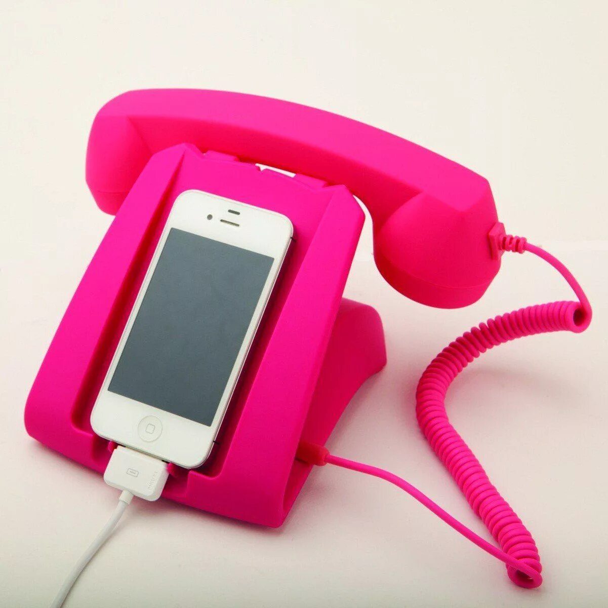 Розовый телефон фото. Розовый телефон. Розовый мобильник. Розовая зарядка для телефона. Чехол для телефона с наушниками.