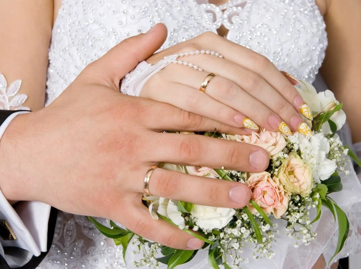 Кольцо замужества. Свадебные кольца на руках. Красивые обручальные кольца на руках. Кольца жениха и невесты. Свадебная фотосессия кольца.