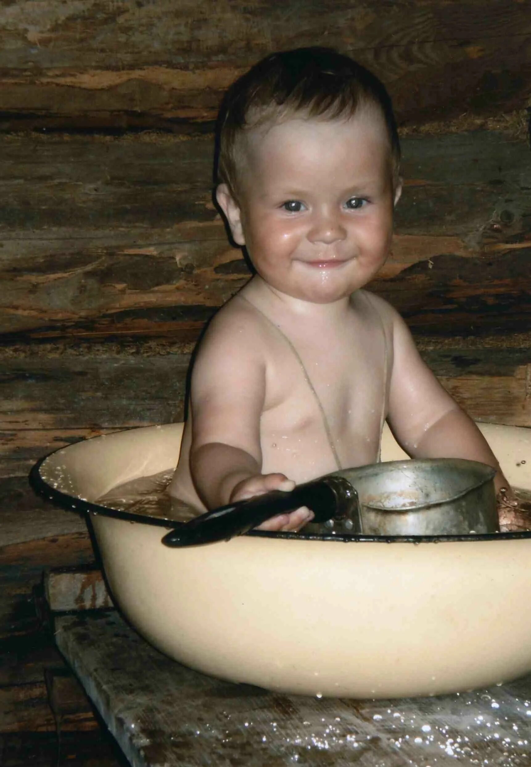 Можно ребенка мыть в бане. Ребенок в тазике. Маленький тазик. Мыться в тазике.
