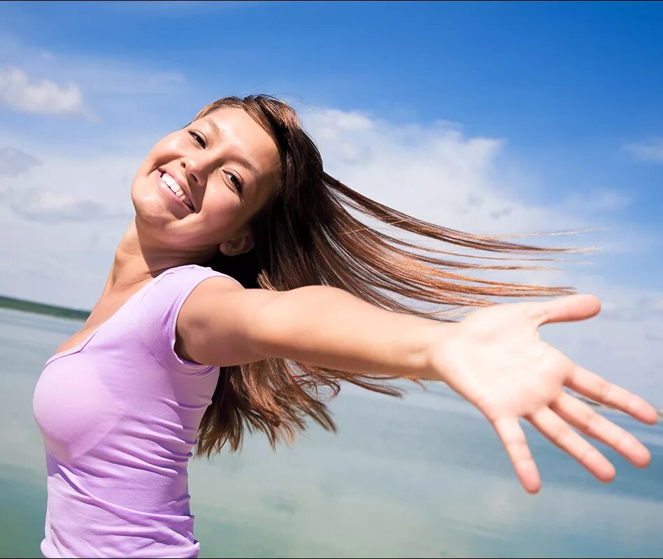 довольная девушка. счастливый человек. девушка улыбка. счастливое лицо. счастливая девушка.