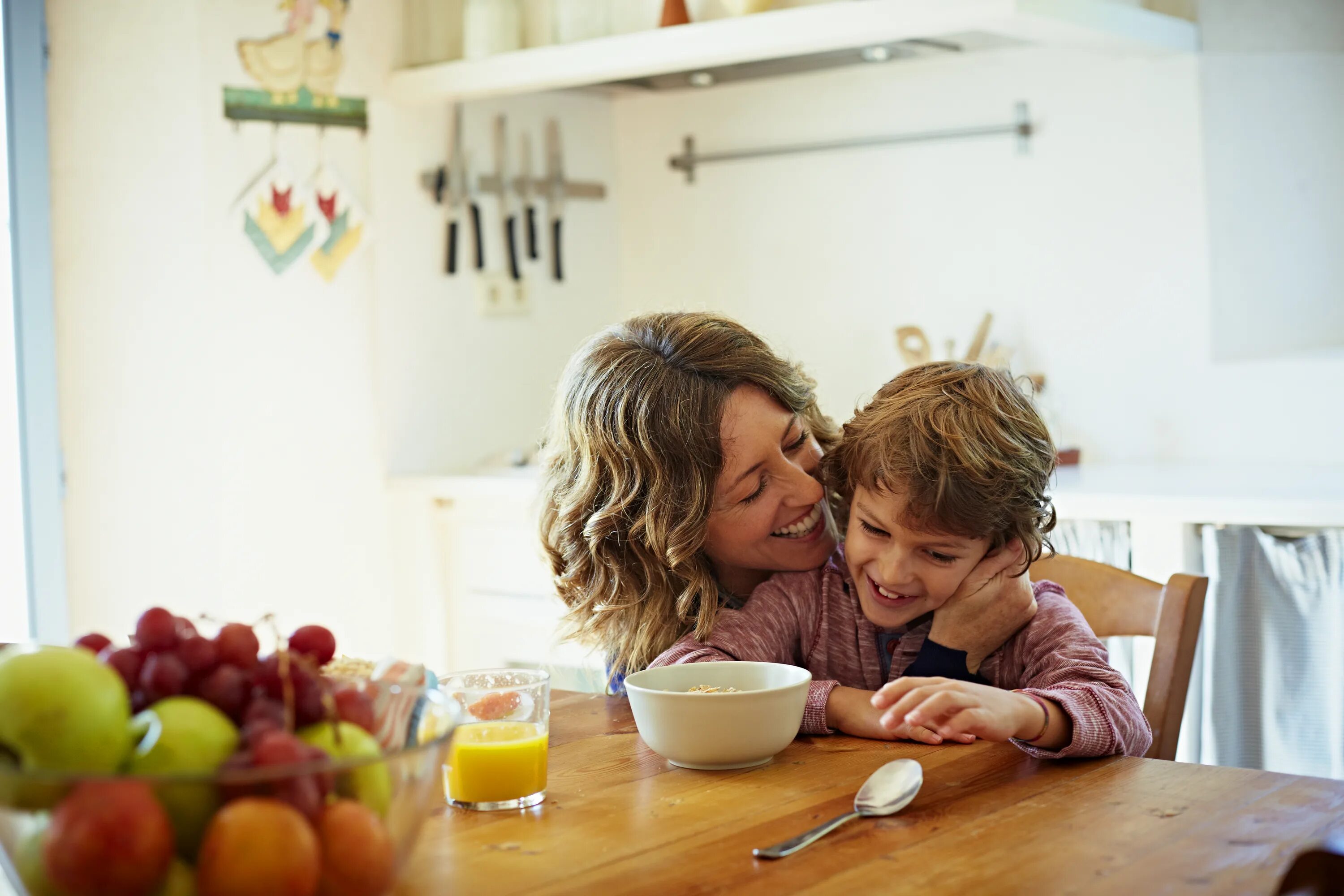 What s mum doing. Мама заботится о ребенке. Забота родителей о детях. Родители заботятся о детях. Родители за.ботяться о детях.