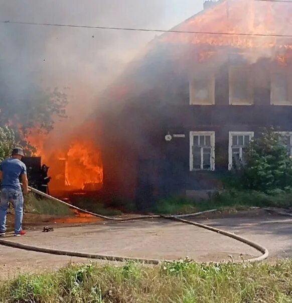 Боровичи пожар на ботанической 9а. Пожар в многоквартирном доме. Пожар боровичи сегодня. Пожар в боровича. Сгоревшее здание.