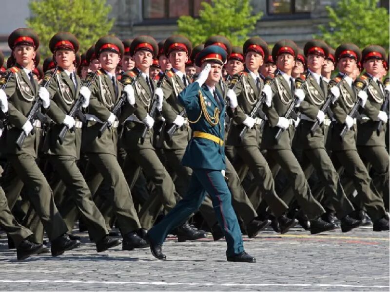 Марш в строю. Военный марш. солдаты маршируют. марш солдат. строевой марш.