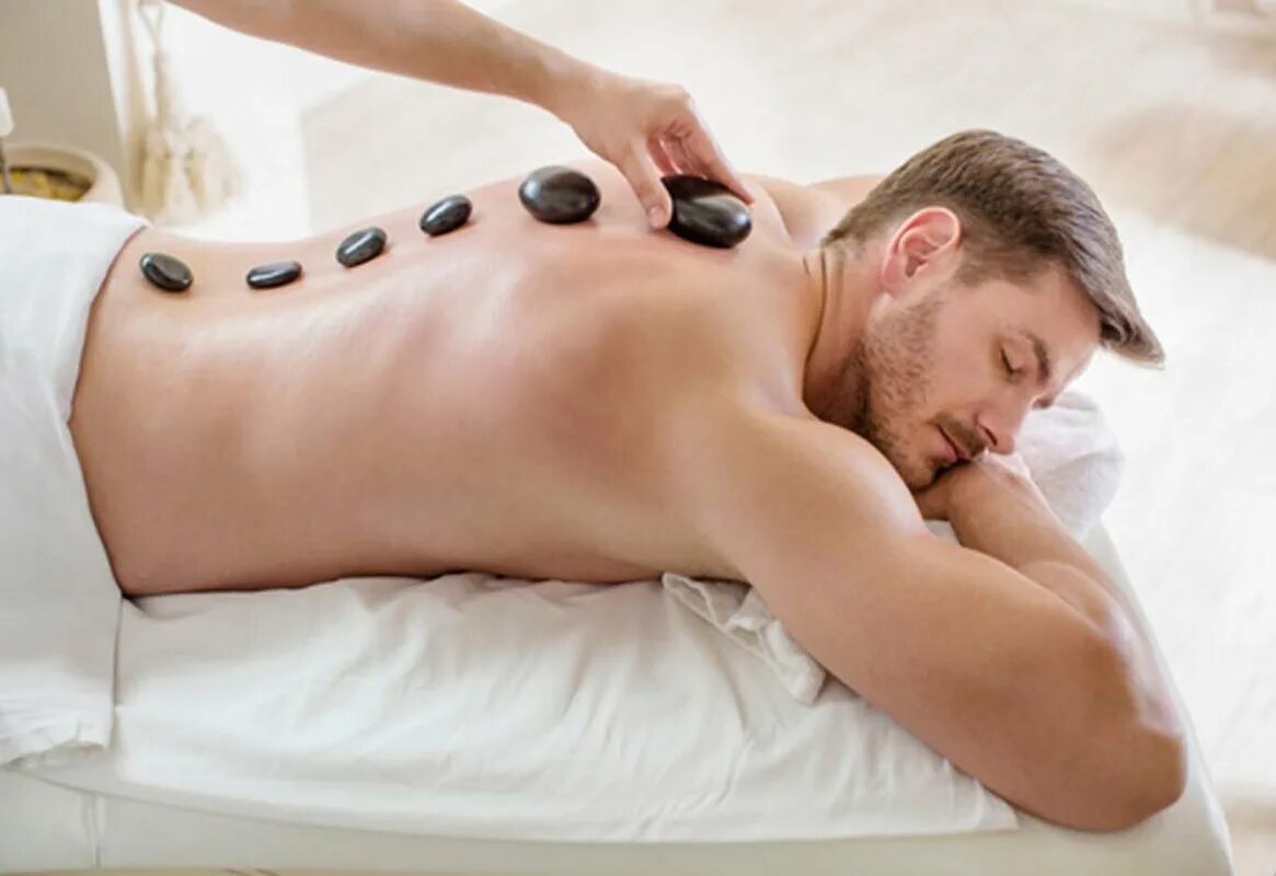 Стоунтерапия мужчина. Стоунтерапия массаж. Стоун массаж мужчине. Стоунтерапия массаж горячими камнями.