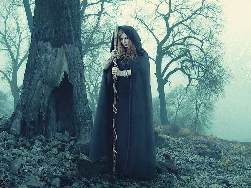 женщина в черном плаще. девушка в черном плаще. девушкамв череом плаще. девушка в черном. черное средневековое платье.