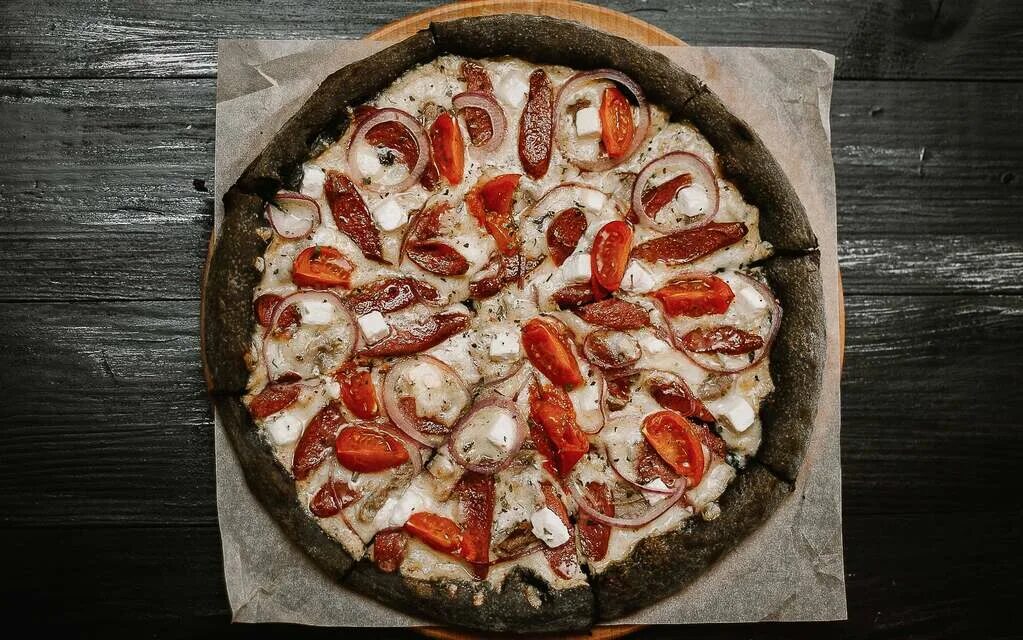 Ржаная пицца. Пицца с вялеными томатами и соусом песто. Италиан пицца ревда. Пицца с ростбифом и рукколой. Бездрожжевой хлеб.