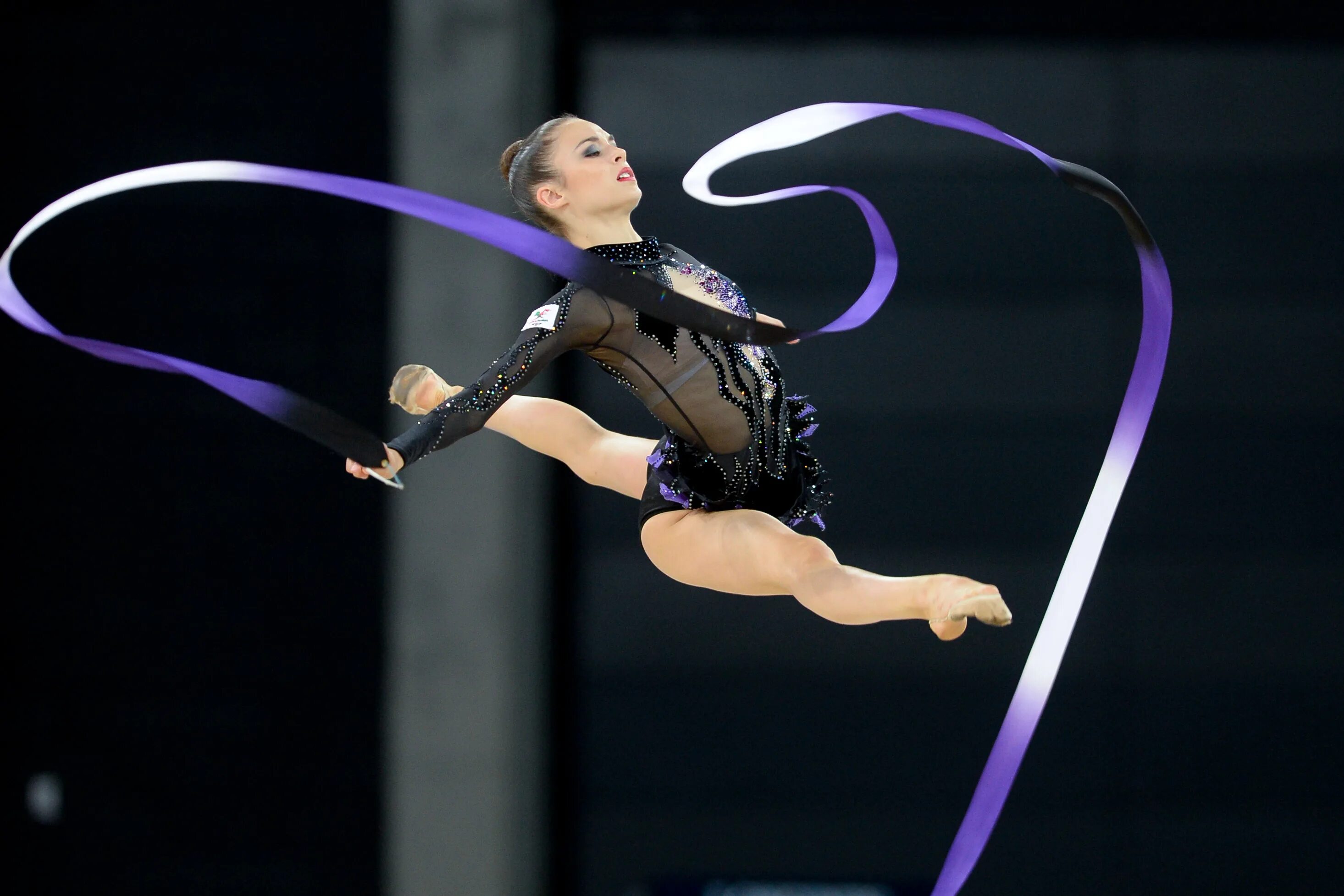 Гимнастка. Спортивная гимнастика женщины. Художественные гимнастки. Арабеск художественная гимнастика. Гимнастики ю.