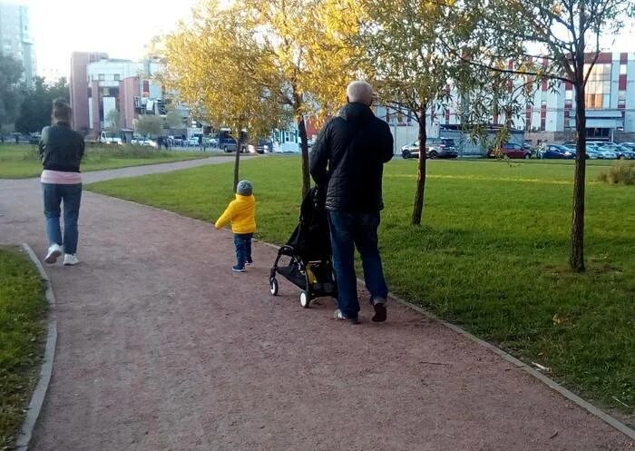 Гулять ли на детской площадке. Папа гуляет с ребенком в парке. Папа гуляет с ребенком на площадке. Ребенок гуляет без родителей. Ребенок не хочет гулять.