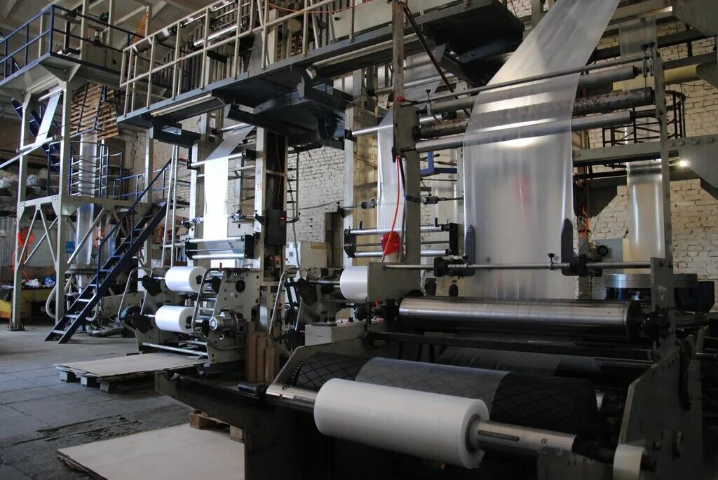 Производство пакетов. Организация производства полиэтиленовой пленки. Цех по производству полиэтиленовой пленки. Цех по производству мешков. Экструзионная линия для производства полиэтиленовой пленки.
