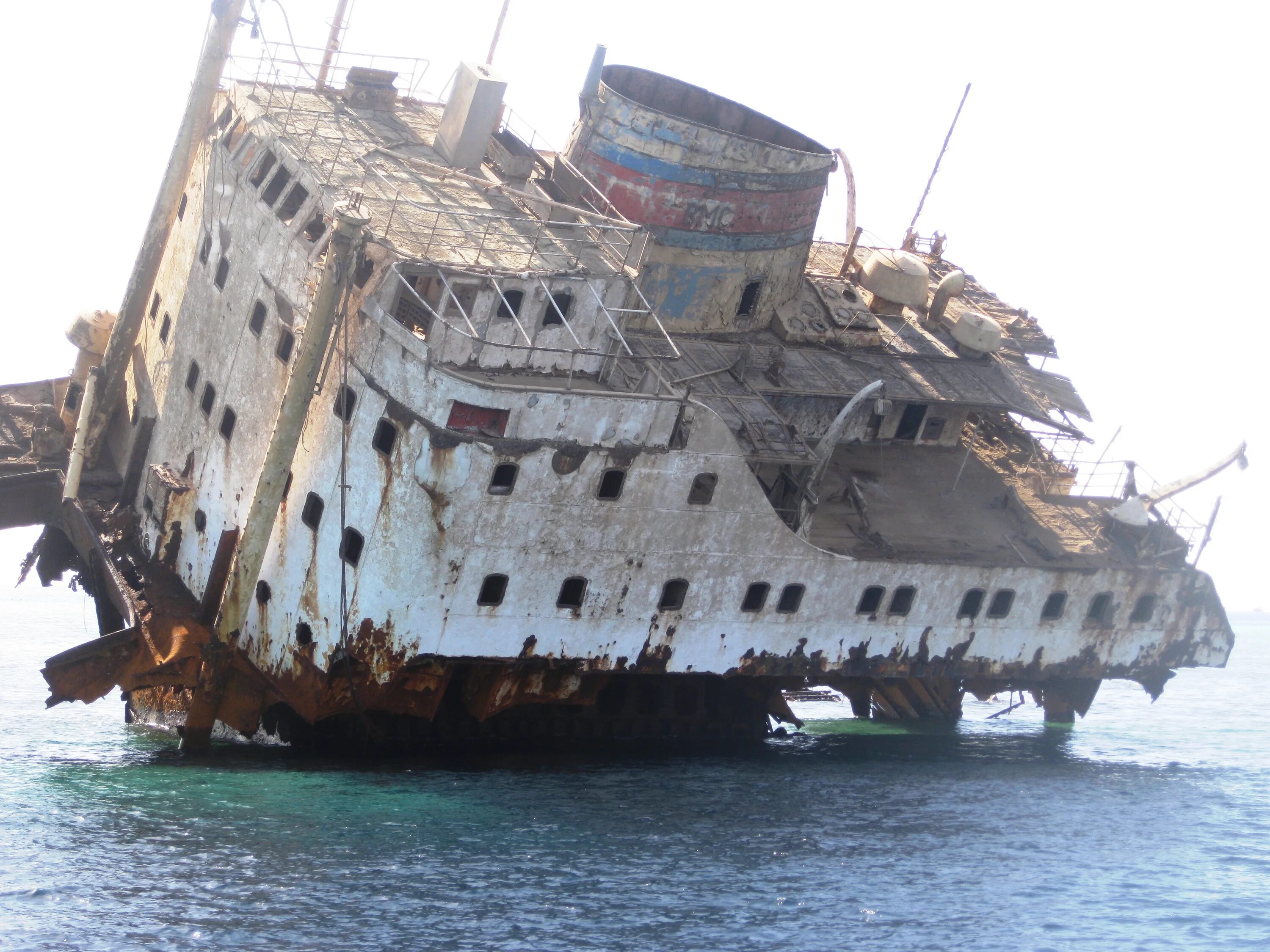 После крушения корабля. Затонувший корабль в Красном море Египет. Затонувший пиратский корабль. Заброшенные корабли. Заброшенные пиратские корабли.