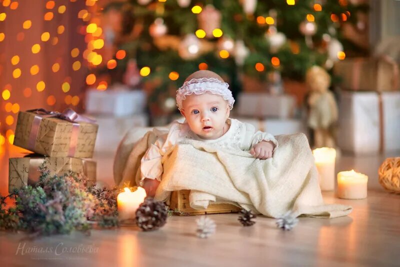 фотосессия малышей до года в студии. фотосессия ребенка дома на новый год. новогодняя фотосессия малыша до года. фотосессия с малышом. фотосессия с грудным ребенком в студии новогодняя.