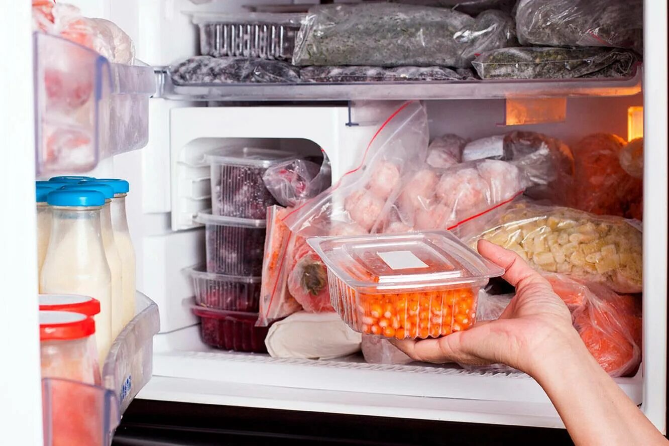 Как работает заморозка. Продукты в морозилке. хранение продуктов. заморозка продуктов в морозильной камере. холодильник с продуктами.
