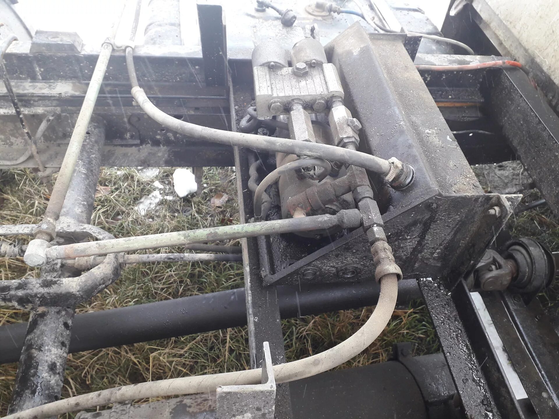 Гидравлика зил. Гидравлика зил. Зил 130 гидравлика распределитель гидравлика. Схема подъема кузова зил 130 самосвал. Гидравлическая система зил 130 самосвал.