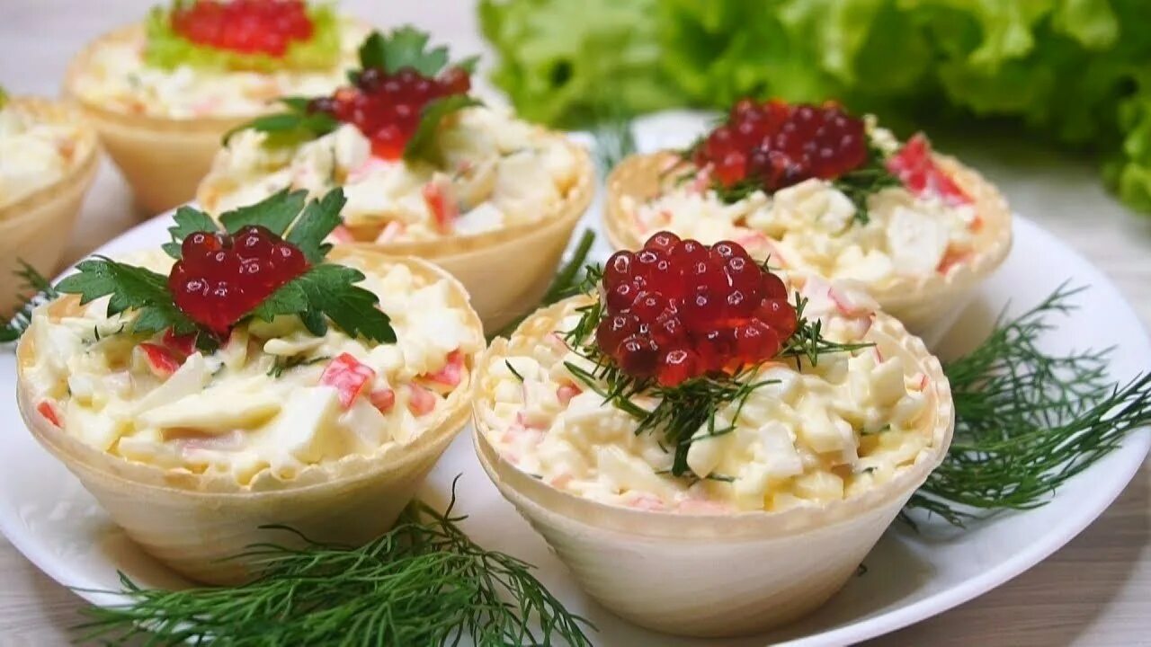 что можно сделать из крабового мяса. тарталетки крабовые палочки сыр. рафаэлки с крабовыми палочками. котлеты из крабовых палочек с сыром. что можно сделать из крабового мяса.