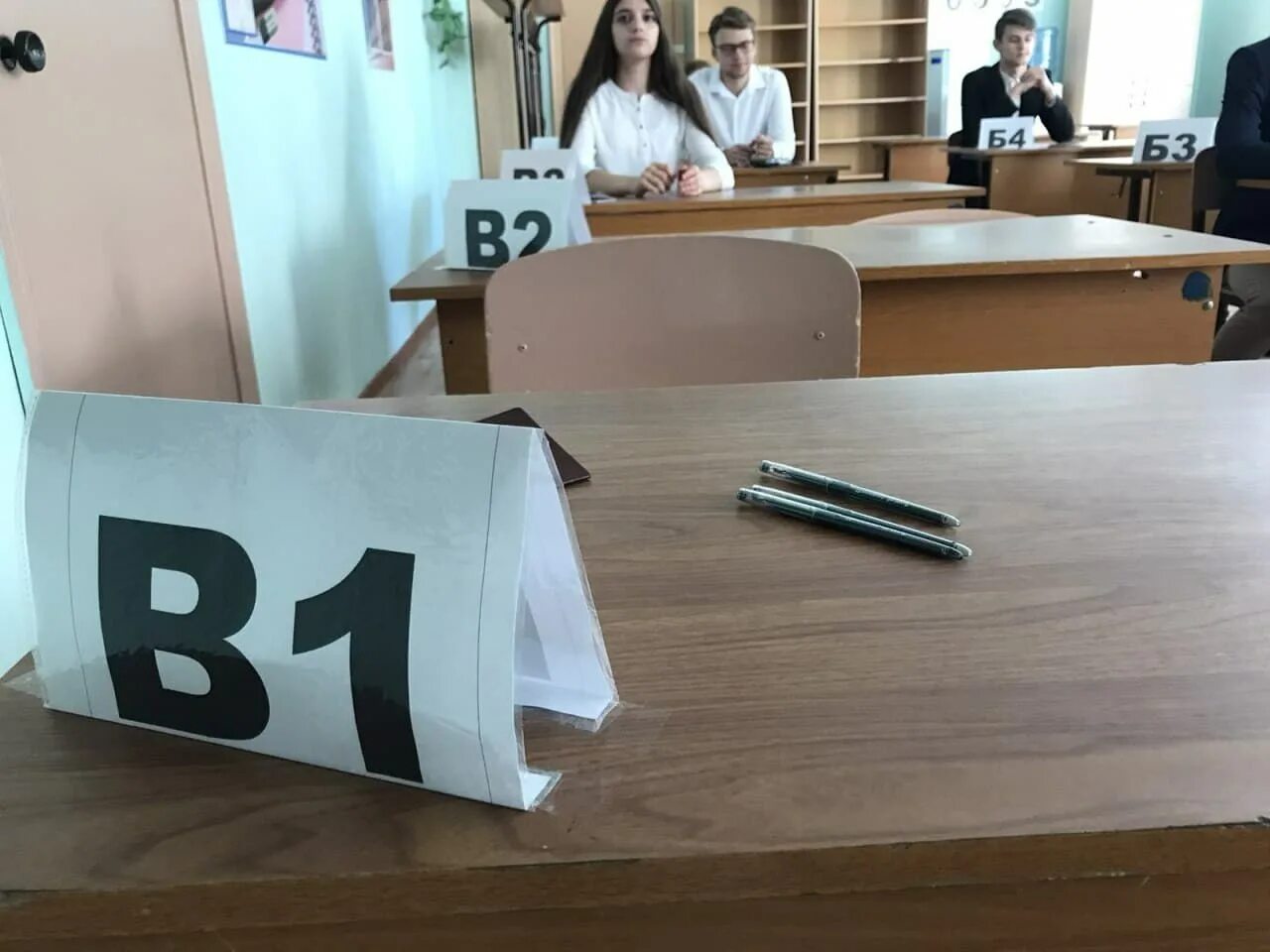 Пересдача огэ 2025 если не сдал. Егэ по русскому языку 2025. фото выпускников 2025 года. итоги егэ 2025. расписание огэ и егэ 2025.
