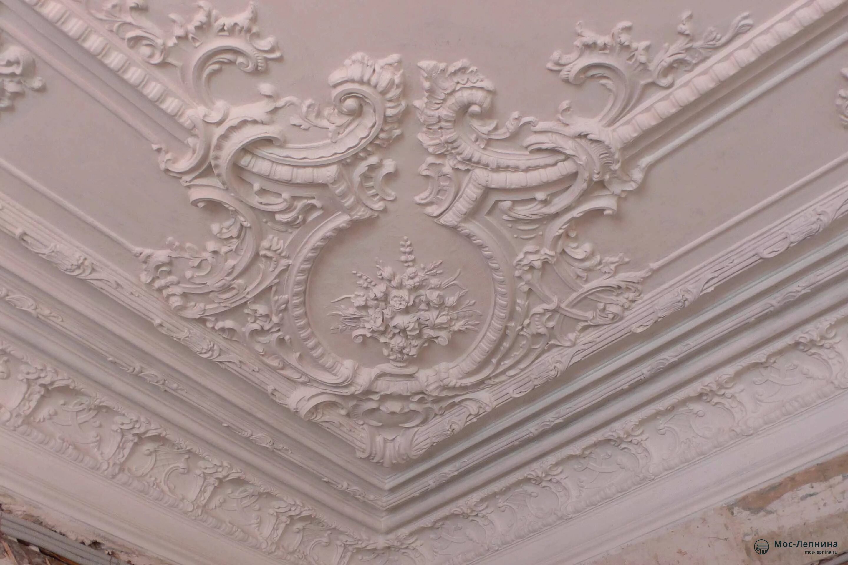 золочение в интерьере. лепнина альберти. гипсовая лепнина. гипсовая лепнина. барельеф на фасаде.