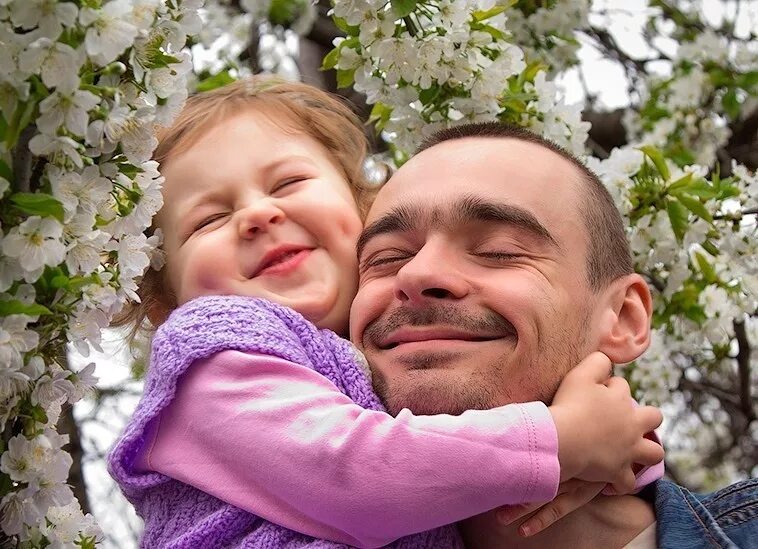 Дочка отец любовь. Фотосессия папа и дочка. Папа любит дочь. Дочки с папами. Отец обнимает дочь.