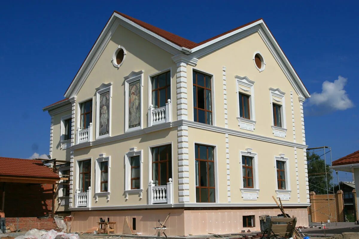 мокрый фасад с декоративными элементами. фасады домов декоративной штукатуркой. фасады домов. декоративные фасады домов. фасадная штукатурка короед фарбе.