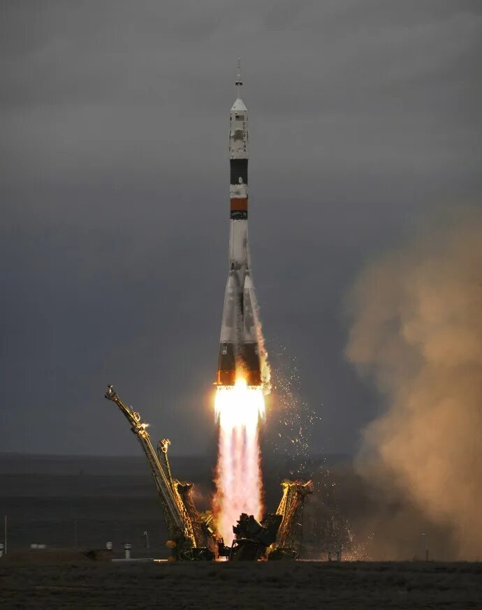 Ракетное горючее. Запуск космического корабля. Старт космического корабля. Топливо для ракет. Космическая ракета.