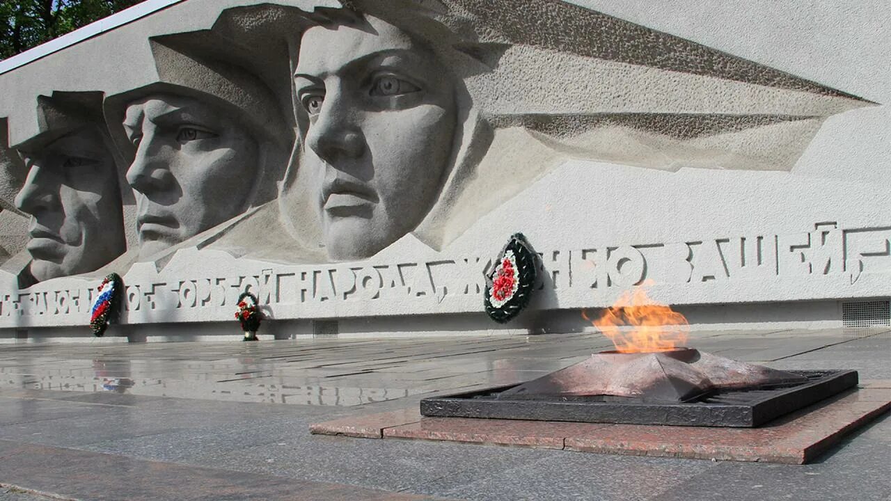 Памятник огонь вечной славы. Мемориал вечная слава ставрополь. мемориал вечный огонь ставрополь. памятник вечной славы ставрополь. огонь вечной славы ставрополь.