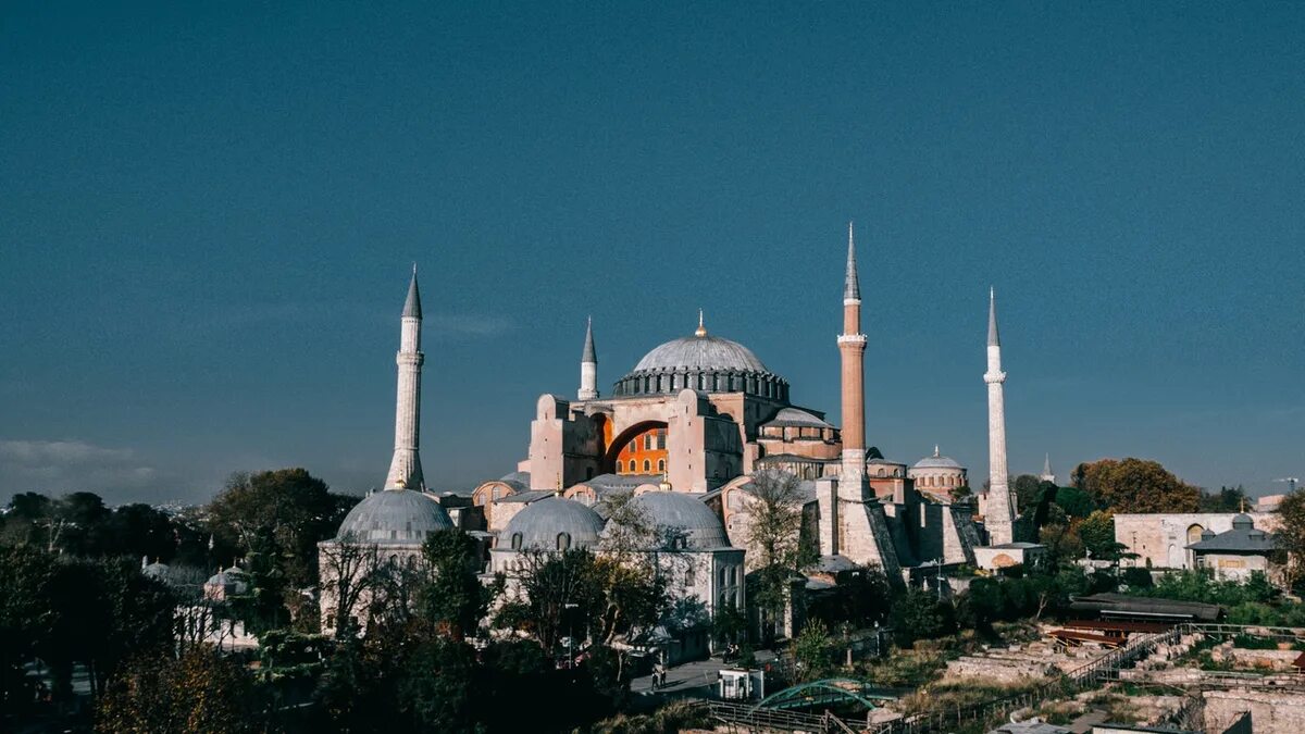 Тур в стамбул на двоих. Топкапы Стамбул. Султанахмет Стамбул тюльпаны. Стамбул на двух континентах. Стамбул 2022.