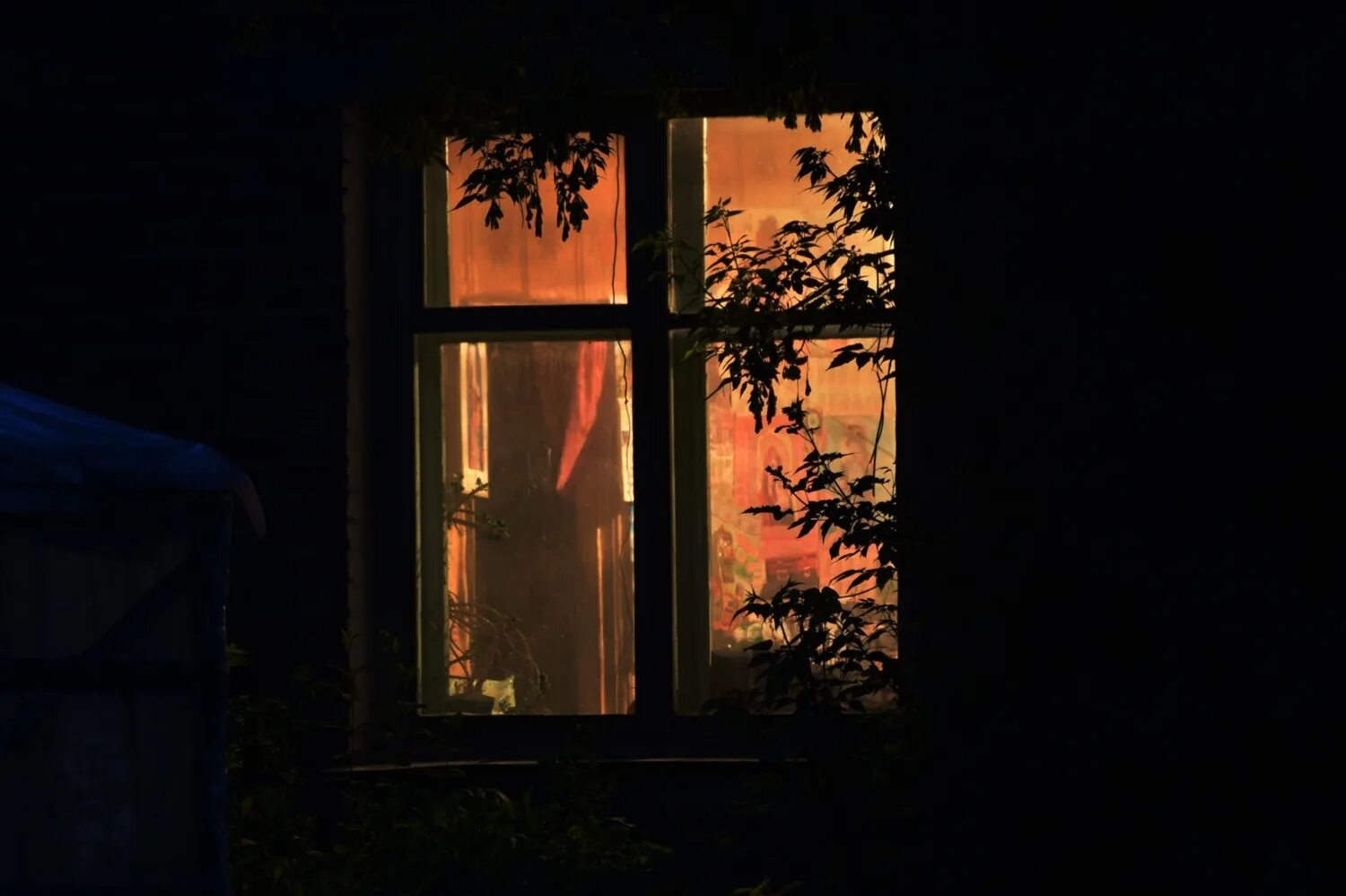 Окна родного дома. Окно ночью. Свет в окне ночью. Свет в окне. Ночные окна домов.