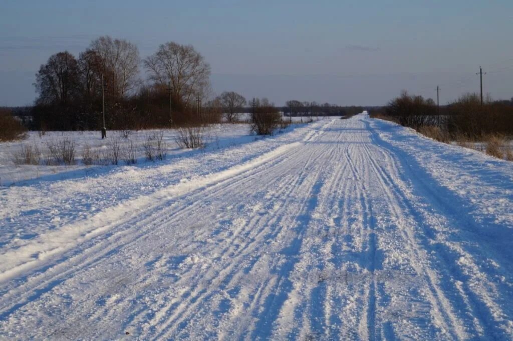 Дорога очищена от снега. Расчистка дорог от снега в деревне. Расчистить дорогу. Дорога на дачу зимой. Очистка сельских дорог от снега.