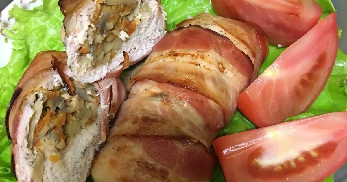 Рулет из куриная грудка рецепты. Рулетики с беконом. куриные рулетики с начинкой. рулетики с беконом в духовке. рулетики из куриной грудки в беконе.