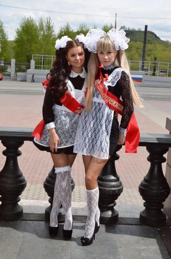Две ученицы. Красивые ученицы. Красивые девочки школьницы. Старшеклассницы. Фотосессия ученица.