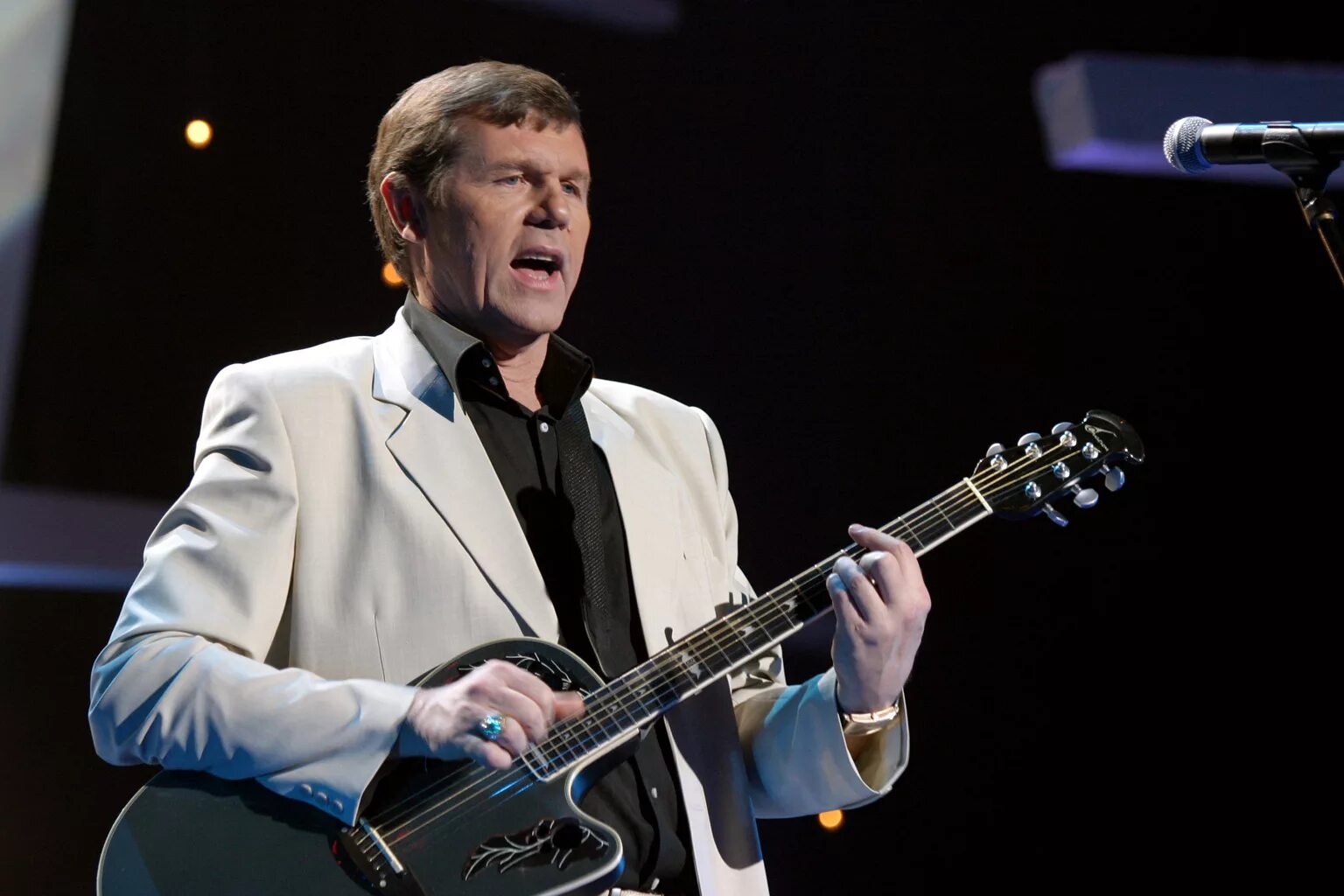 Александр васильевич новиков певец. Басист любэ павел усанов. Помни имя свое группа ксения. Ксения фандеева певица. Парень с микрофоном.