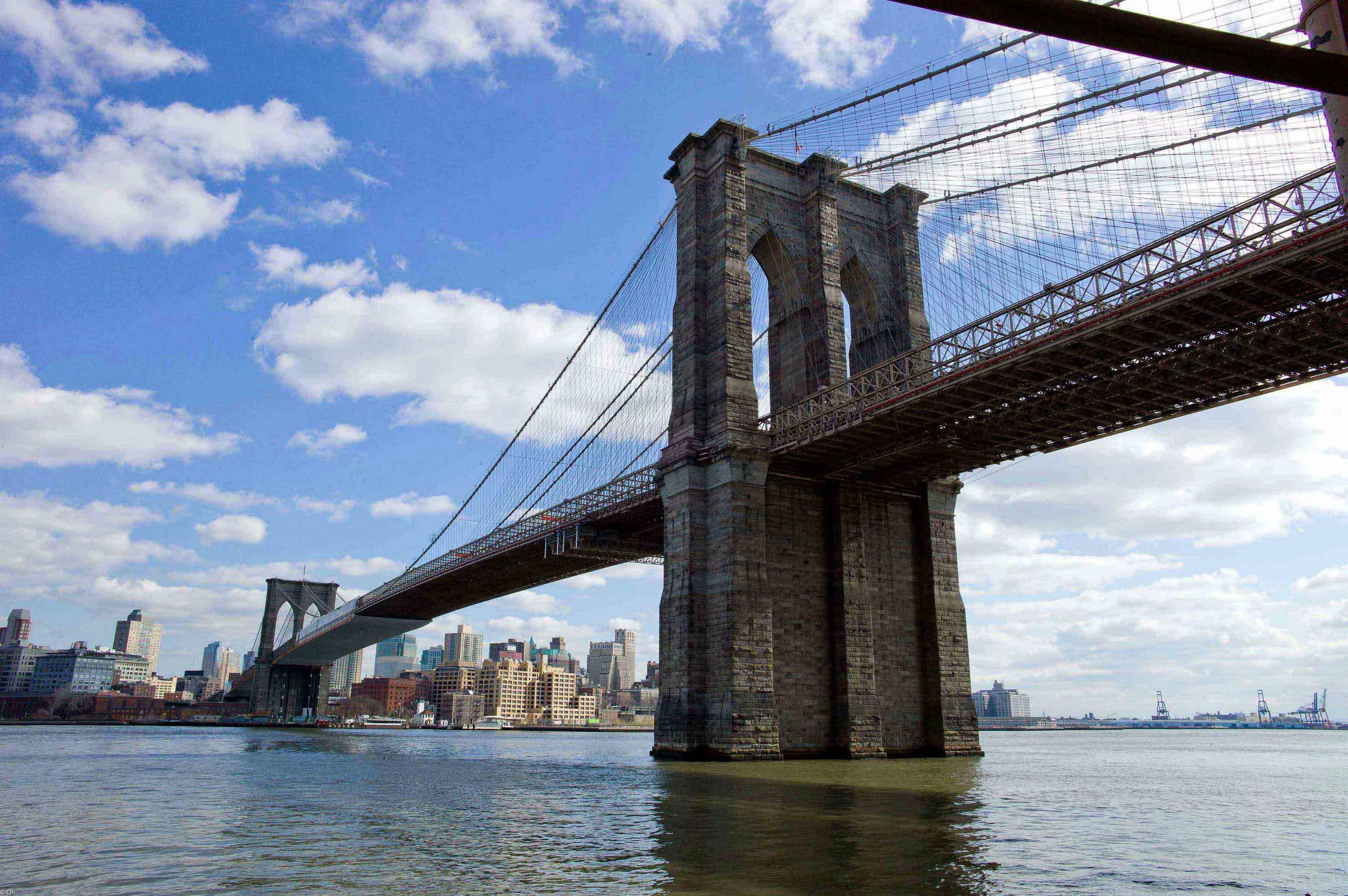 В сша через мост. Бруклинский мост Нью-Йорк. Достопримечательности Нью Йорка Бруклинский мост. Бру́клинский мост в Нью-Йорке. Висячий Бруклинский мост.