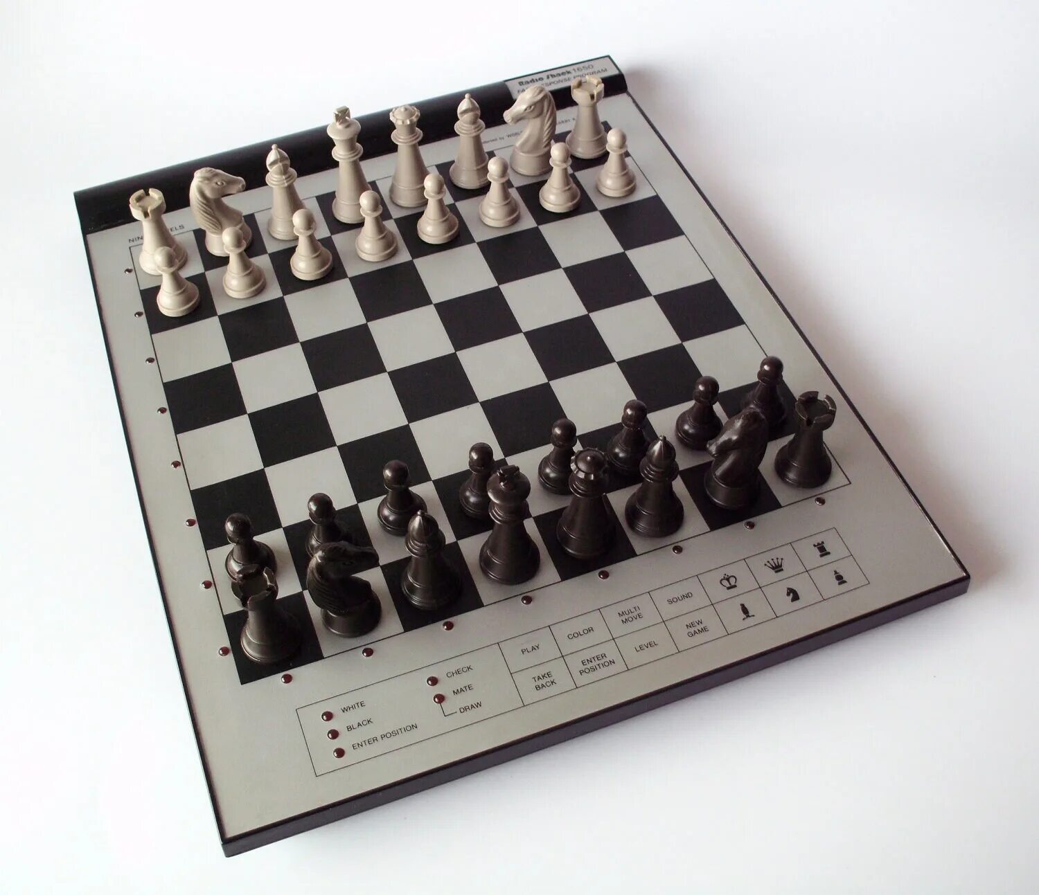Chess computers playing. Шахматный компьютер 1985. старый шахматный компьютер. шахматный компьютер германия. квант компьютеры chess.