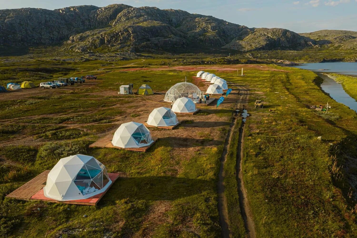 Мурманск кольский полуостров. Териберка тундра. Эйна рыбачий. Глэмпинг рыбачий полуостров. Кольский полуостров териберка.