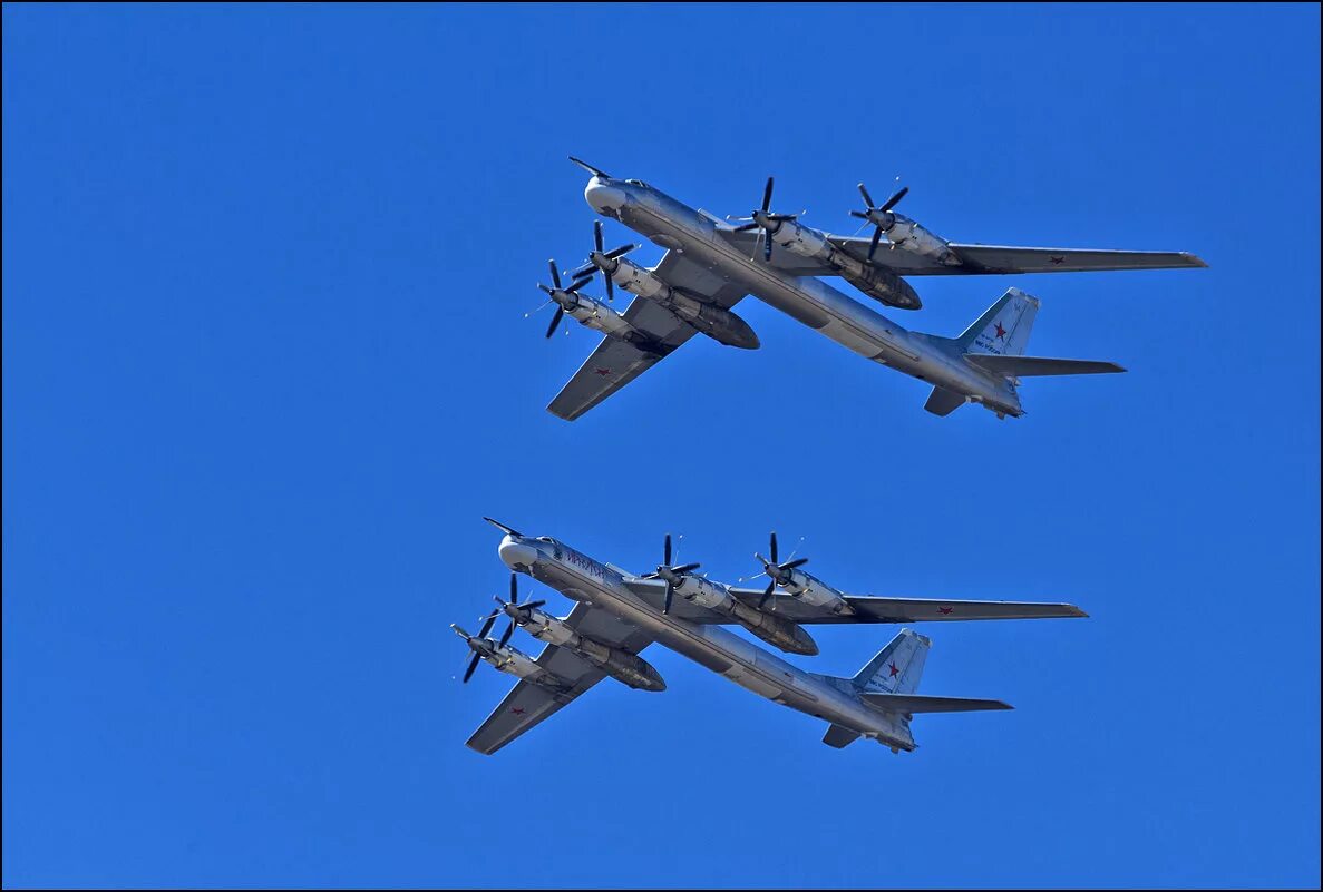 Стратегический турбовинтовой бомбардировщик ту-95мс. Два ту 95. Два ту 95. Туполев ту-95мс. Турбовинтовой бомбардировщик ту 95.