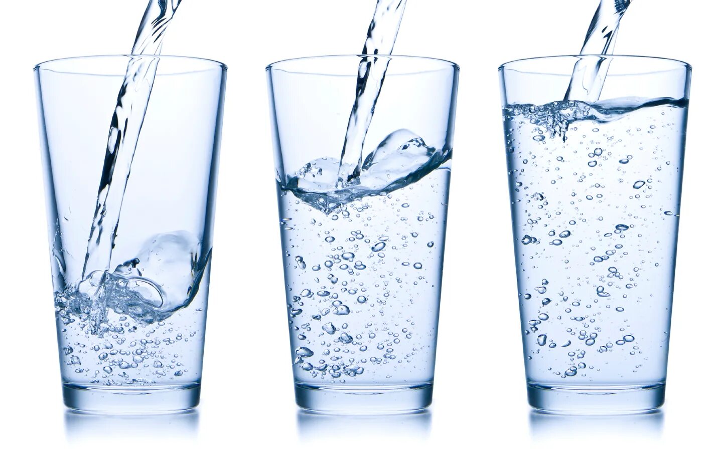 Четыре стакана воды. Стакан воды. Полный стакан воды. Минеральная вода в стакане. Стакан воды без фона.