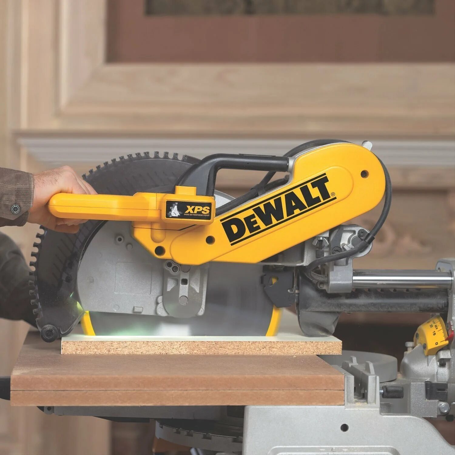 Пилы девольт купить. DEWALT dws780. Торцевая пила DEWALT DWS 780. DEWALT dws780-QS. DEWALT dws780, 1675 Вт.