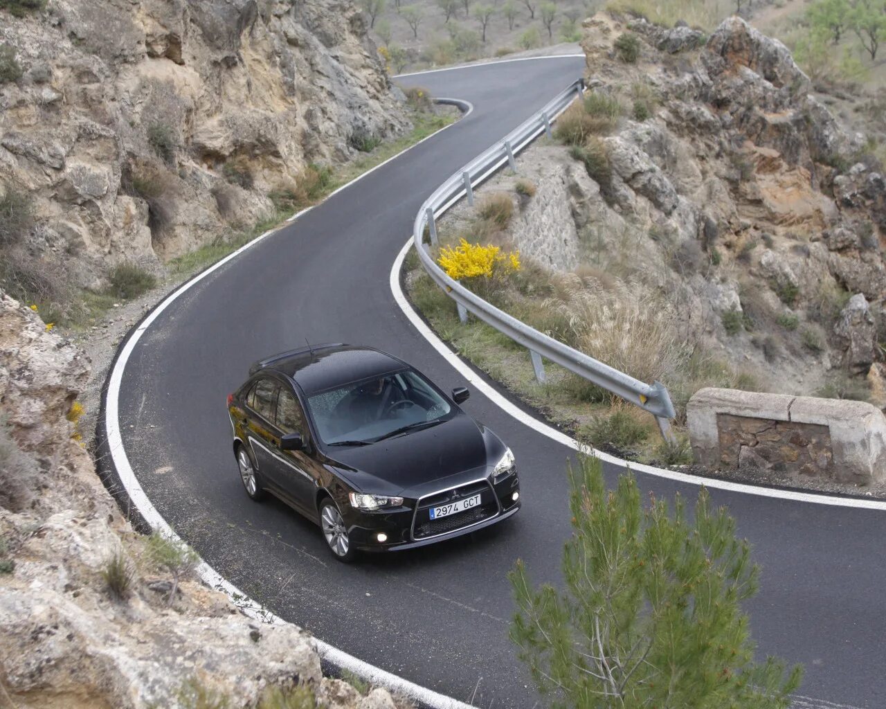 Внедорожник заезжает на гору. Кату-ярык перевал дорога. Машина на дороге. Автомобиль в горах. Машина на горе.