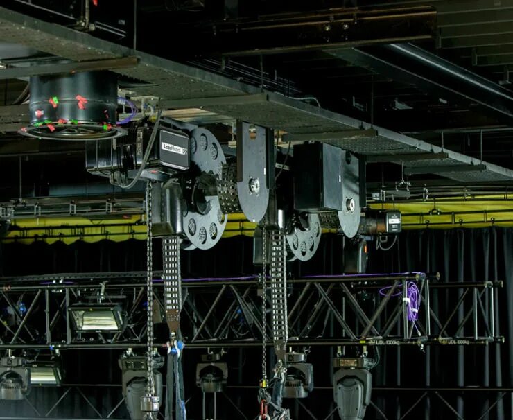 Сценический подиум 5х3. Студия автозаписи. Stage technology. Stage technology. Avid venue s6l-16c.