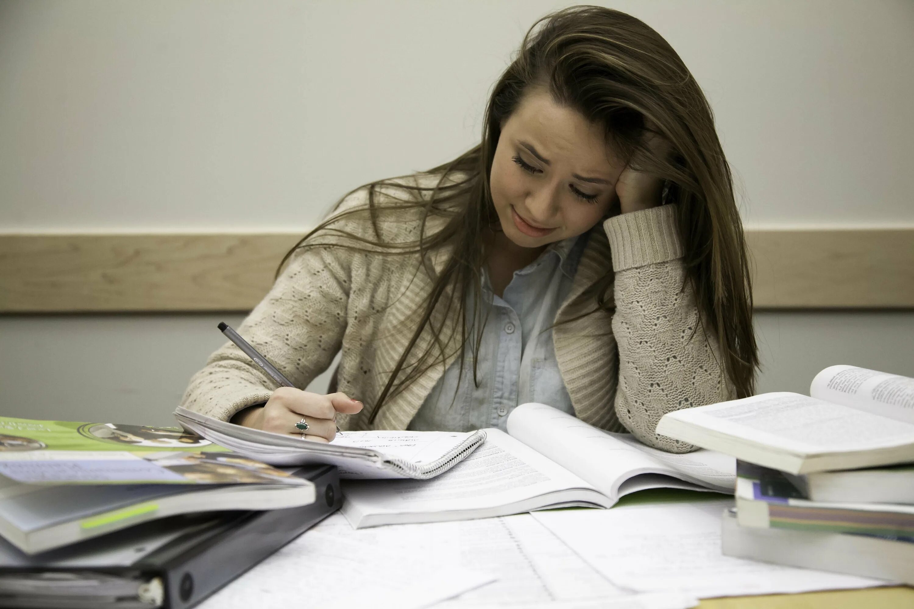 Stressed student. Стресс от учебы. Стресс у студентов. Стресс из за учебы. Студенческий стресс.