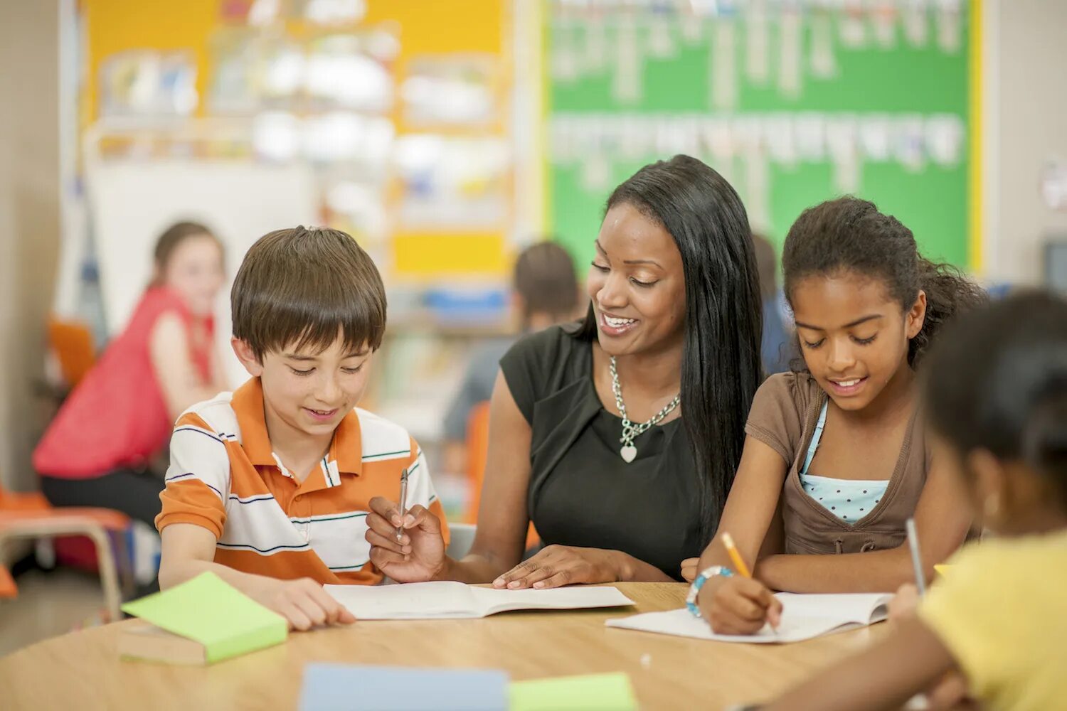 The are good pupils. Занятия английским. Education язык английский. Учитель на уроке иностранного языка. Социальная работа в США.