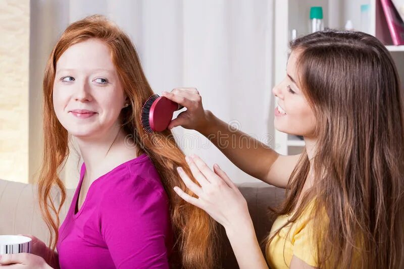 Мужчина заплетает косичку девушке. Ухоженные волосы для детей. Человек собирает волосы в хвост. Хуа чен лис. Человек заплетает волосы.