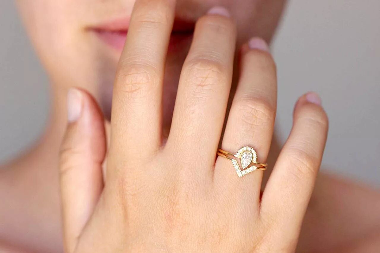 Обручальное кольцо на пальце. Золотое кольцо на руке девушки. Кольцо золотое женское на пальце. Золотое обручальное кольцо на пальце. Приснилось кольцо мужа